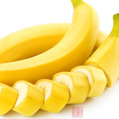 每天至少吃二根香蕉，偶尔还吃苹果、草莓之类的水果