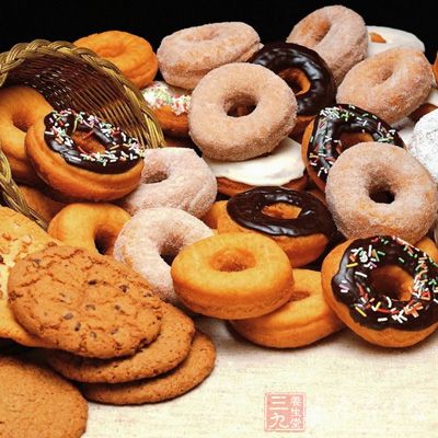 选择的食物要易消化、易吸收，同时能减轻呕吐，如烤面包、饼干