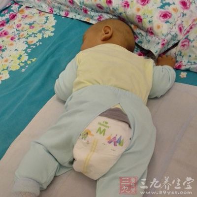 趴着睡接近宝宝在妈妈子宫里时的姿势