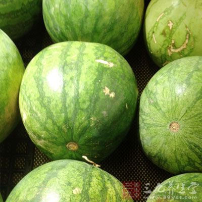 西瓜不仅有清热解暑、凉血止渴的作用，还可以预防痱子的发生。