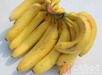 像香蕉、蜂蜜及富含脂肪酸的各种豆类果仁，也都可以有助于预防便秘