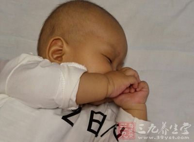 宝宝常吃手，小手浸泡在口水里，受到牙齿的压迫