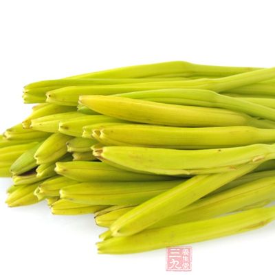 黄花菜中含有秋水仙碱，这种毒素可引起嗓子发干、胃部烧灼感、血尿等中毒症状