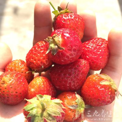 草莓10粒、杏仁20粒