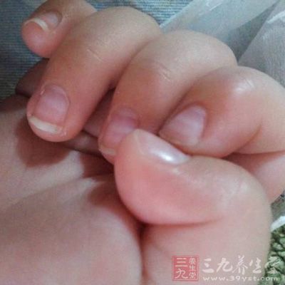 把宝宝的指甲剪短