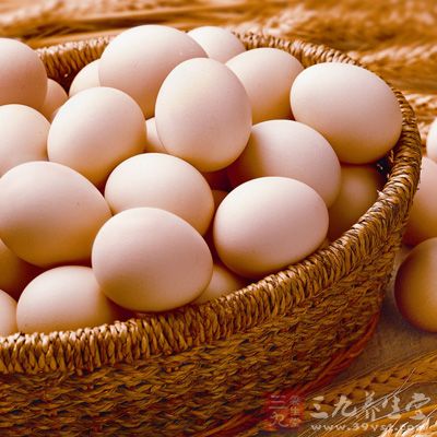 鸡蛋中蛋白质及铁含量较高，并含有许多其它营养素