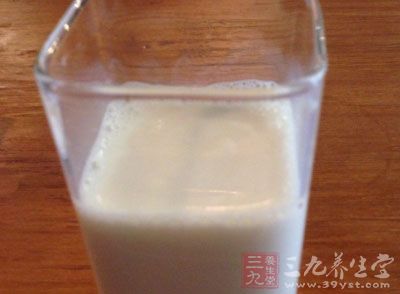 牛奶含有丰富的蛋白质和钙
