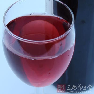 每天喝一两杯红葡萄酒对于心脏和血压是有益的