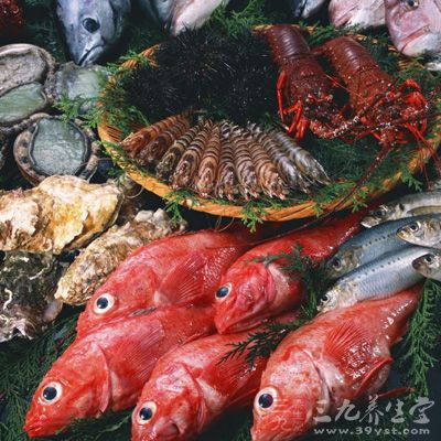 要注意补充海产品、食用菌、豆类及其制品、鱼类、乳类、芝麻酱、各种蔬菜和水果等食物，可以使机体获得足量的矿物质