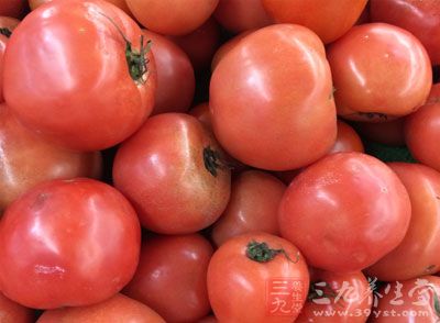 西红柿具有保养皮肤、消除雀斑的功效