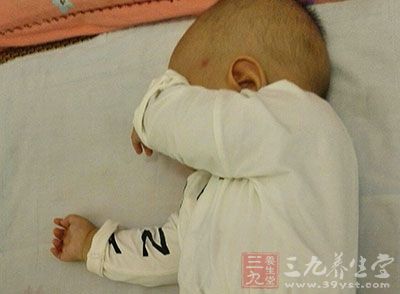 瘙痒导致宝宝焦躁不安，难以入睡