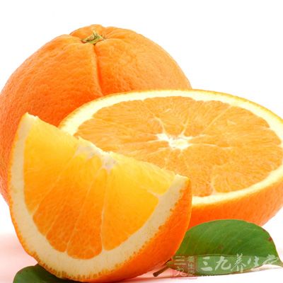 橙子含有丰富的维生素C，能帮助铁质的吸收，预防贫血，助消化，又可保护血管