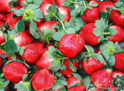 草莓中含有果胶和纤维素