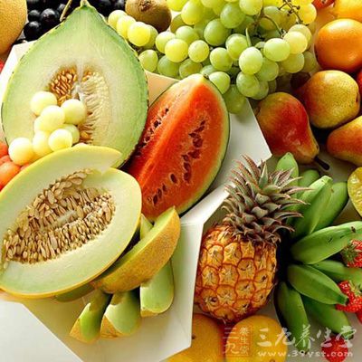 新妈妈们可以吃些水果，比如樱桃、香蕉、苹果等，帮助自己补充维生素