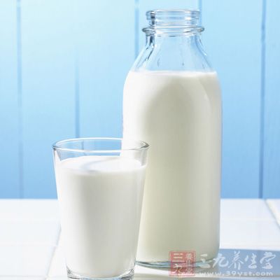 牛奶中的钙很多，大家都知道，所以妈妈每天可以喝250-500毫升以上的牛奶