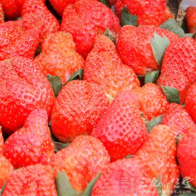 草莓中所含果胶和有机酸可以分解食物中的脂肪