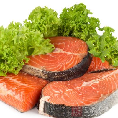 宜选用低饱和脂肪酸、低胆固醇的食物，如蔬菜、水果、全谷食物、鱼、禽、瘦肉及低脂乳等