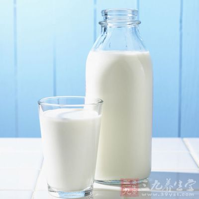 在孕中期需钙1000mg，孕晚期需钙1200mg，每日饮牛奶两杯(400-500ml)基本可满足需求