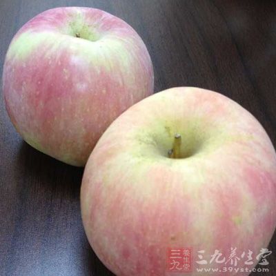苹果含有丰富的矿物质和维生素，婴儿吃苹果可补充钙