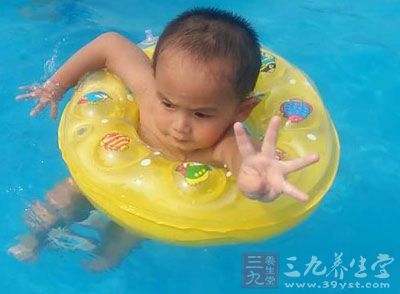 婴儿游泳时自由的体态