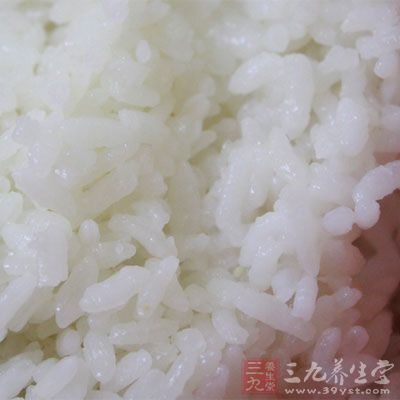 吃白米饭只能摄取热量得不到营养