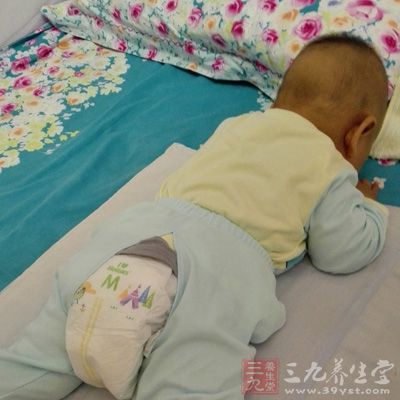 在宝宝睡醒后，不要让他单独留在床上太久