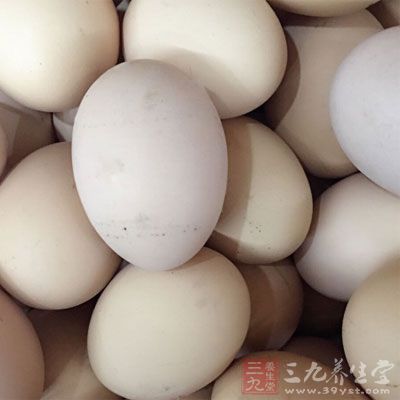 传统上产妇坐月子时每天至少要吃十个八个鸡蛋