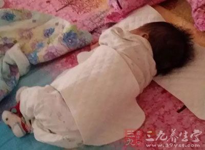 应将平躺宝宝脸侧向一边或侧卧