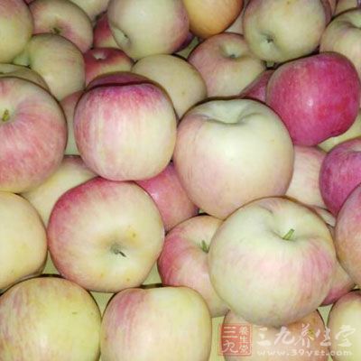 苹果是碱性食物之一，其中蕴含丰富的果胶和鞣酸
