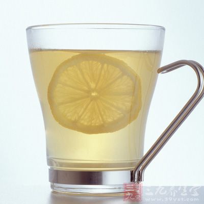 茶或甜的碳酸饮料有助于平息反胃的情况，或者试试柠檬水