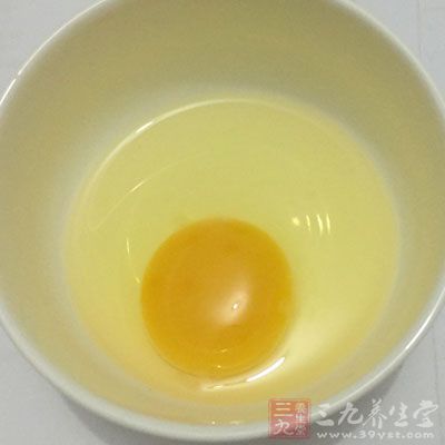 鸡蛋黄：每100克鸡蛋黄含铁7毫克