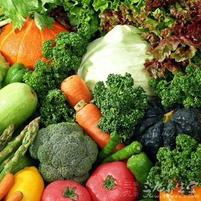 多吃全麦及谷类食品、新鲜的蔬菜水果，以及富含蛋白质、钙和铁的食物
