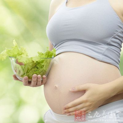 怀孕的人是不可以吃山楂的，因为山楂是属于酸性的食物