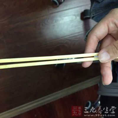 不要拿筷子这样的尖锐物品给儿童玩耍