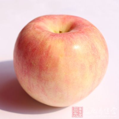 苹果是富含维生素的水果，适合治疗口腔溃疡