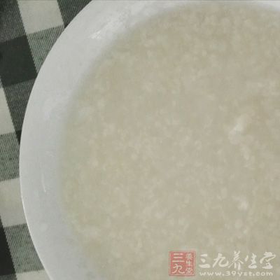 大米洗净，用温水浸泡2个小时