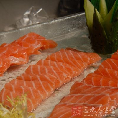 ：三文鱼中含有丰富的不饱和脂肪酸，能有效降低血脂和血胆固醇