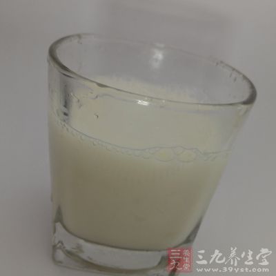 脱脂牛奶可谓人体提供钙以及维他命D
