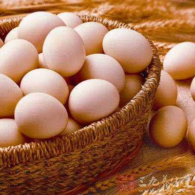 鸡蛋的蛋白质是优质蛋白质，鸡蛋黄含有丰富的卵磷脂