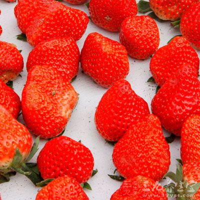 草莓中所含果胶和有机酸可以分解食物中的脂肪