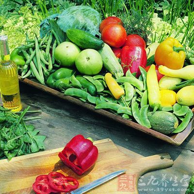 蔬果中所富含的番茄红素、胡萝卜素、维生素C与维生素E除了能保护宝宝的细胞不受伤害