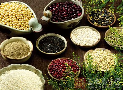 多吃粗粮、杂粮：谷类包括稻谷、小麦、玉米、小米、高梁、荞麦等