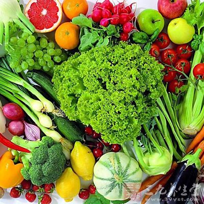 蔬菜中含有丰富的膳食纤维，膳食纤维能吸收水分
