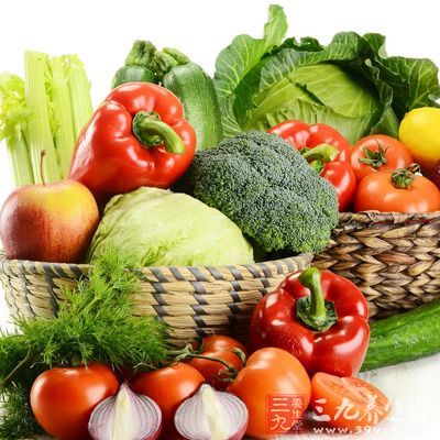 各类新鲜蔬菜含有丰富维生素C，具有消褪色素作用