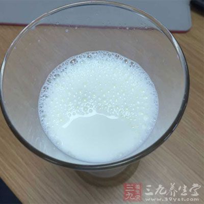 牛奶含有丰富的蛋白质和钙、磷及维生素D等