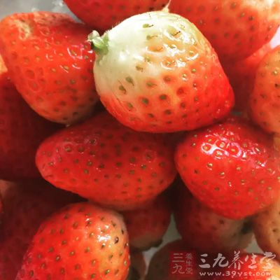 草莓中含有维生素A和E