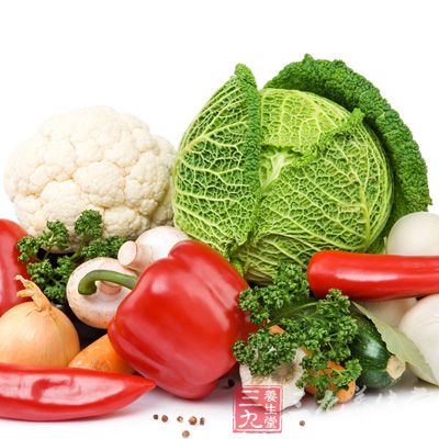 维生素C可以促进铁吸收，因此日常膳食中多摄入富含维生素C的新鲜蔬菜