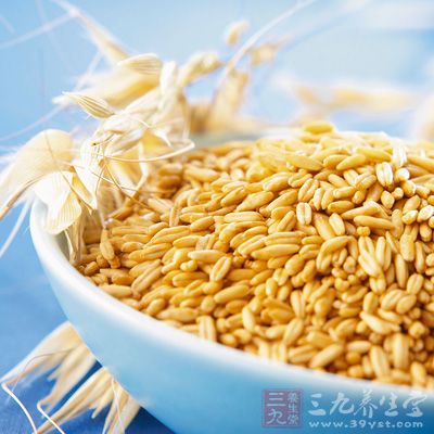 燕麦、大豆等粗粮：小米、麦麸、燕麦、玉米、黄豆、绿豆、红豆等含有丰富的水溶性纤维