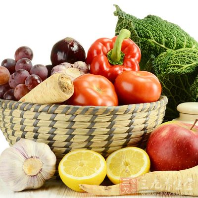 蔬菜和水果中含有人体必需的多种维生素和微量元素