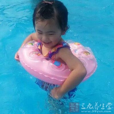 对于脐带残端尚未脱落的新生儿，在婴儿游泳前要常规进行脐带防水处理